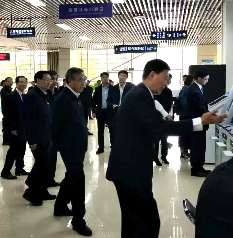 胡春華副總理考察鄭州人社 茄子视频APP懂你更多智慧大廳自助服務係統受到關注